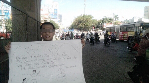 Xôn[-]xao[-]với[-]hình[-]ảnh[-]nam[-]thanh[-]niên[-]cầm[-]biển[-]đứng[-]giữa[-]đường[-]xin[-]việc